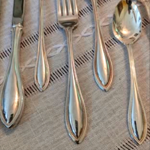 Vintage Oneida Ltd - Silver Plated Flatware - Service for 4 - Plus Servingware - Picture 3 of 6